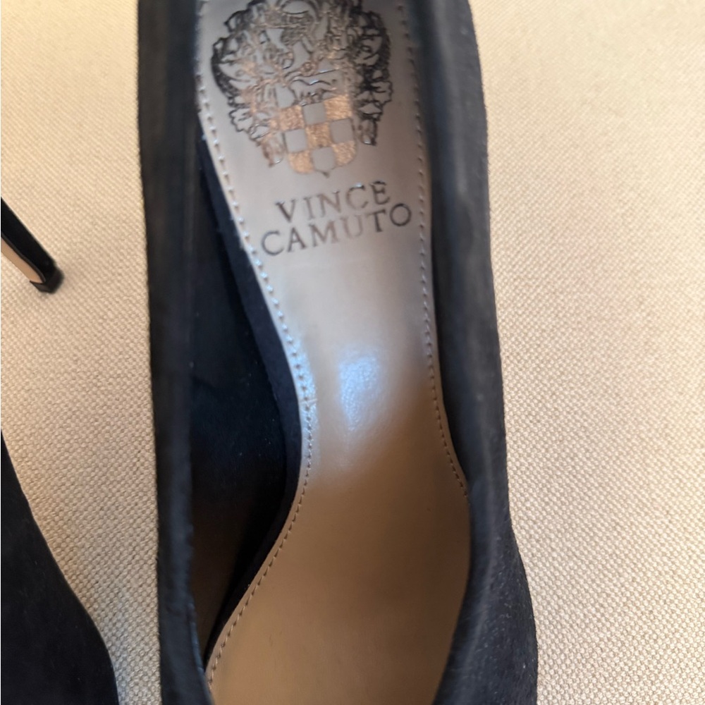 Vince Camuto Suede Pumps Black
One worn to try on. Too small for me. Pristine. - Picture 8 of 9